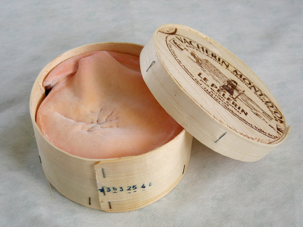 Mont d'Or : Fromage AOP Mont d'Or, photo fromage crémeux en écorce de sapin